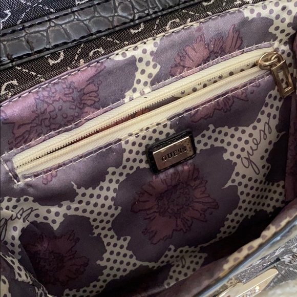 ‼️SOLD‼️ Guess crossbody bag - Picture 3 of 5